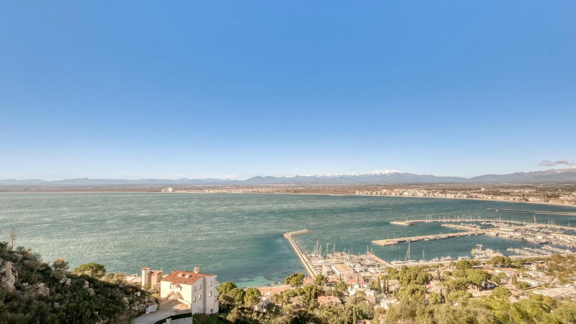 Apartment In Roses Near Sea